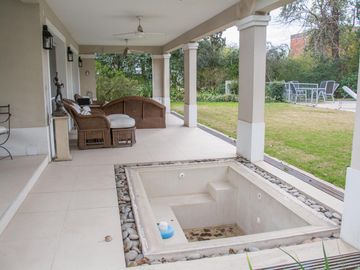 Casa tradicional con excelente distribución y muy buena orientación