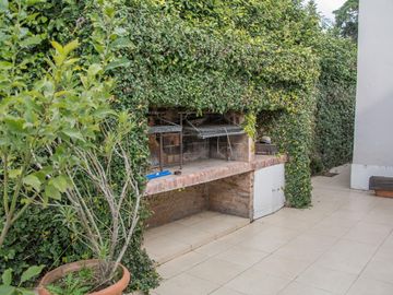 Casa tradicional con excelente distribución y muy buena orientación