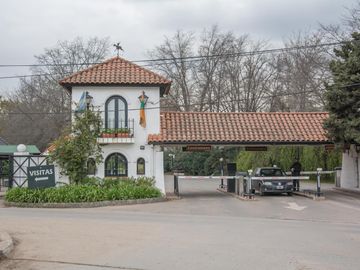 Casa tradicional con excelente distribución y muy buena orientación