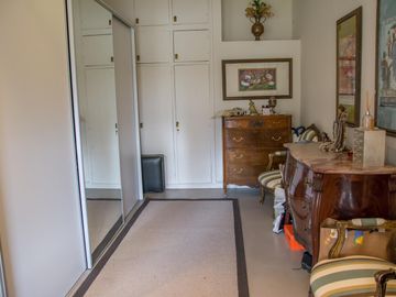 Casa tradicional con excelente distribución y muy buena orientación