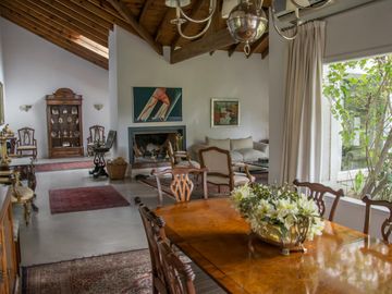 Casa tradicional con excelente distribución y muy buena orientación