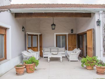 Casa tradicional con excelente distribución y muy buena orientación