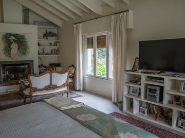 Casa tradicional con excelente distribución y muy buena orientación