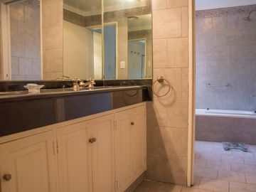 Casa tradicional con excelente distribución y muy buena orientación