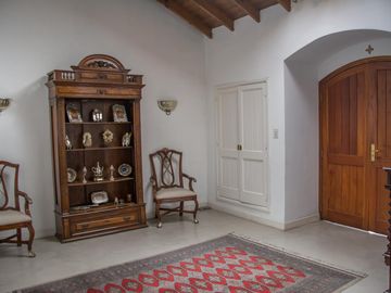 Casa tradicional con excelente distribución y muy buena orientación