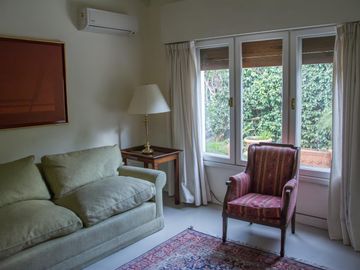Casa tradicional con excelente distribución y muy buena orientación