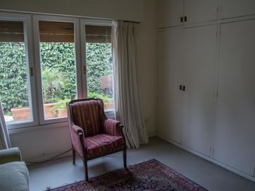 Casa tradicional con excelente distribución y muy buena orientación