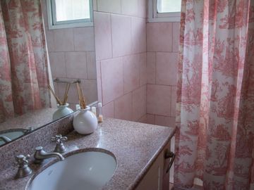 Casa tradicional con excelente distribución y muy buena orientación