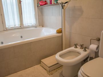 Casa tradicional con excelente distribución y muy buena orientación
