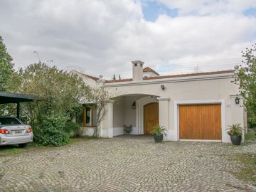 Casa tradicional con excelente distribución y muy buena orientación