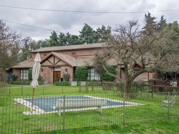Casa tradicional con excelente distribución y muy buena orientación
