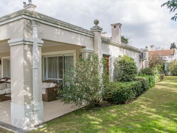 Casa tradicional con excelente distribución y muy buena orientación