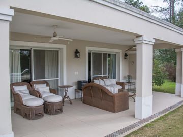 Casa tradicional con excelente distribución y muy buena orientación