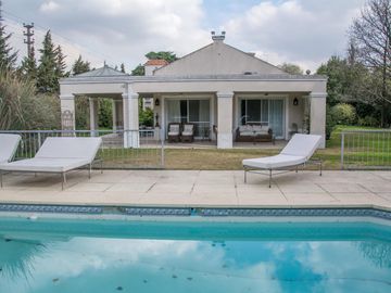 Casa tradicional con excelente distribución y muy buena orientación