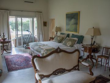 Casa tradicional con excelente distribución y muy buena orientación