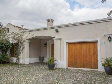 Casa tradicional con excelente distribución y muy buena orientación