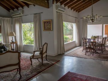 Casa tradicional con excelente distribución y muy buena orientación