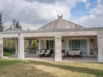 Casa tradicional con excelente distribución y muy buena orientación
