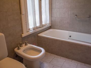 Casa tradicional con excelente distribución y muy buena orientación