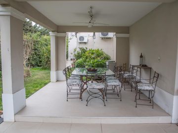 Casa tradicional con excelente distribución y muy buena orientación