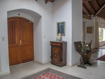 Casa tradicional con excelente distribución y muy buena orientación