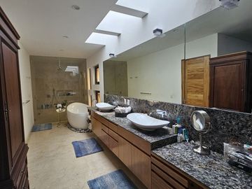 Casa con acabados de lujo en VENTA en COLINAS DE SAN JAVIER