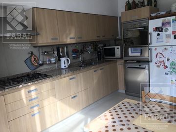 Departamento venta Belgrano, 3 dormitorios, 2 baños, balcón, sum con parrilla y 2 cocheras