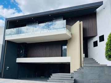 MUY BONITO CASA EN LOMAS ANGELOPOLIS II PARQUE CAIRO