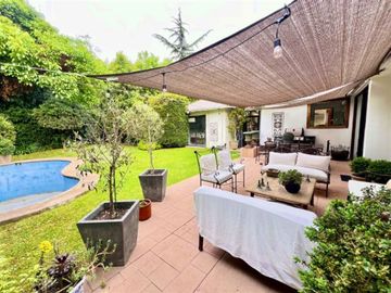 Casa en Venta en EXCELENTE CASA CON GRAN Y LINDO JARDIN CON PISCINA, MUY BUEN SECTOR¡¡¡