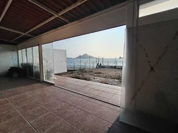 AMPLIA CASA EN LAS BRISAS MANZANILLO, EN ESQUINA, FRENTE A PLAYA