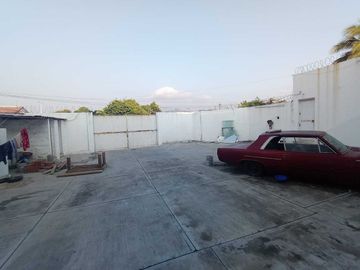 AMPLIA CASA EN LAS BRISAS MANZANILLO, EN ESQUINA, FRENTE A PLAYA