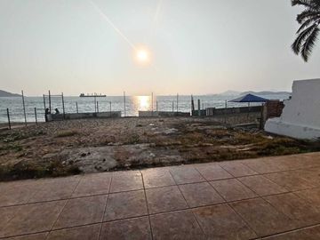 AMPLIA CASA EN LAS BRISAS MANZANILLO, EN ESQUINA, FRENTE A PLAYA