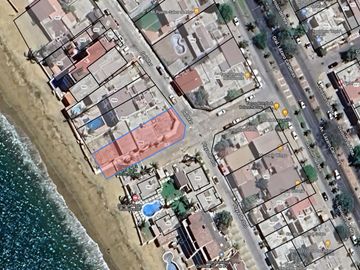 AMPLIA CASA EN LAS BRISAS MANZANILLO, EN ESQUINA, FRENTE A PLAYA