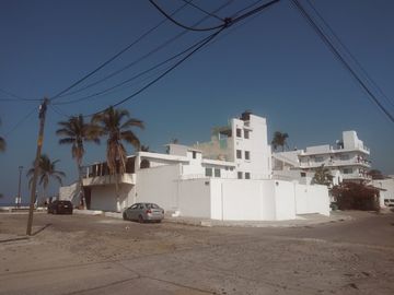 AMPLIA CASA EN LAS BRISAS MANZANILLO, EN ESQUINA, FRENTE A PLAYA