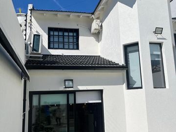Casa en Venta  2 Plantas. 2 Cocheras. Patio. Pileta. Quincho. Parrilla. Impecable!!