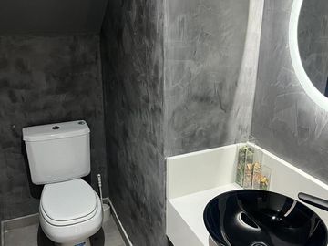 Casa en Venta  2 Plantas. 2 Cocheras. Patio. Pileta. Quincho. Parrilla. Impecable!!