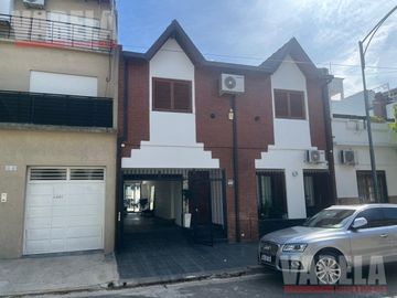 Casa en Venta  2 Plantas. 2 Cocheras. Patio. Pileta. Quincho. Parrilla. Impecable!!