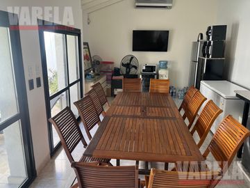 Casa en Venta  2 Plantas. 2 Cocheras. Patio. Pileta. Quincho. Parrilla. Impecable!!