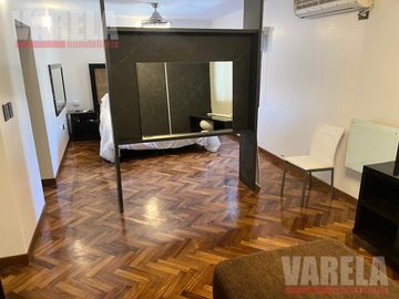 Casa en Venta  2 Plantas. 2 Cocheras. Patio. Pileta. Quincho. Parrilla. Impecable!!