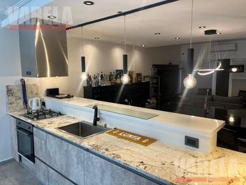 Casa en Venta  2 Plantas. 2 Cocheras. Patio. Pileta. Quincho. Parrilla. Impecable!!