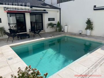 Casa en Venta  2 Plantas. 2 Cocheras. Patio. Pileta. Quincho. Parrilla. Impecable!!