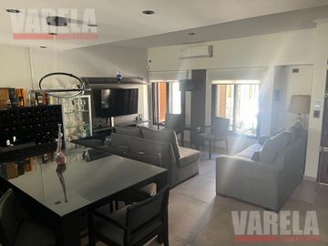 Casa en Venta  2 Plantas. 2 Cocheras. Patio. Pileta. Quincho. Parrilla. Impecable!!