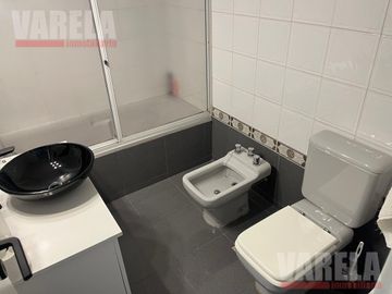 Casa en Venta  2 Plantas. 2 Cocheras. Patio. Pileta. Quincho. Parrilla. Impecable!!