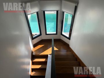Casa en Venta  2 Plantas. 2 Cocheras. Patio. Pileta. Quincho. Parrilla. Impecable!!