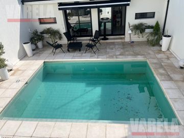 Casa en Venta  2 Plantas. 2 Cocheras. Patio. Pileta. Quincho. Parrilla. Impecable!!