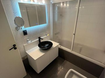 Casa en Venta  2 Plantas. 2 Cocheras. Patio. Pileta. Quincho. Parrilla. Impecable!!