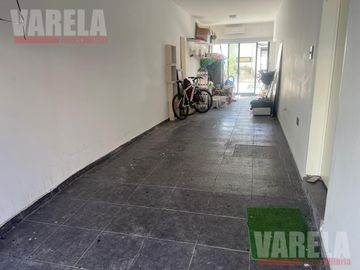 Casa en Venta  2 Plantas. 2 Cocheras. Patio. Pileta. Quincho. Parrilla. Impecable!!