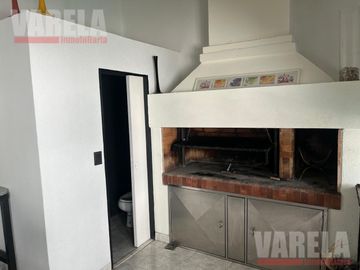 Casa en Venta  2 Plantas. 2 Cocheras. Patio. Pileta. Quincho. Parrilla. Impecable!!