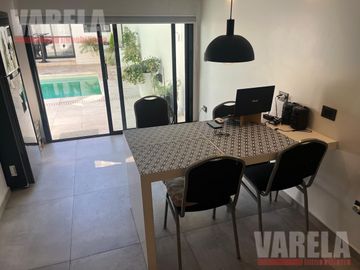 Casa en Venta  2 Plantas. 2 Cocheras. Patio. Pileta. Quincho. Parrilla. Impecable!!