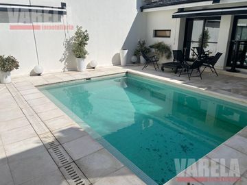Casa en Venta  2 Plantas. 2 Cocheras. Patio. Pileta. Quincho. Parrilla. Impecable!!